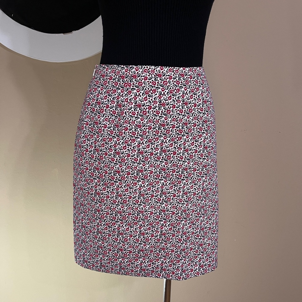 Ann Taylor—Versatile Floral Skirt Perfect for Work or Weekend!- Size L / 12